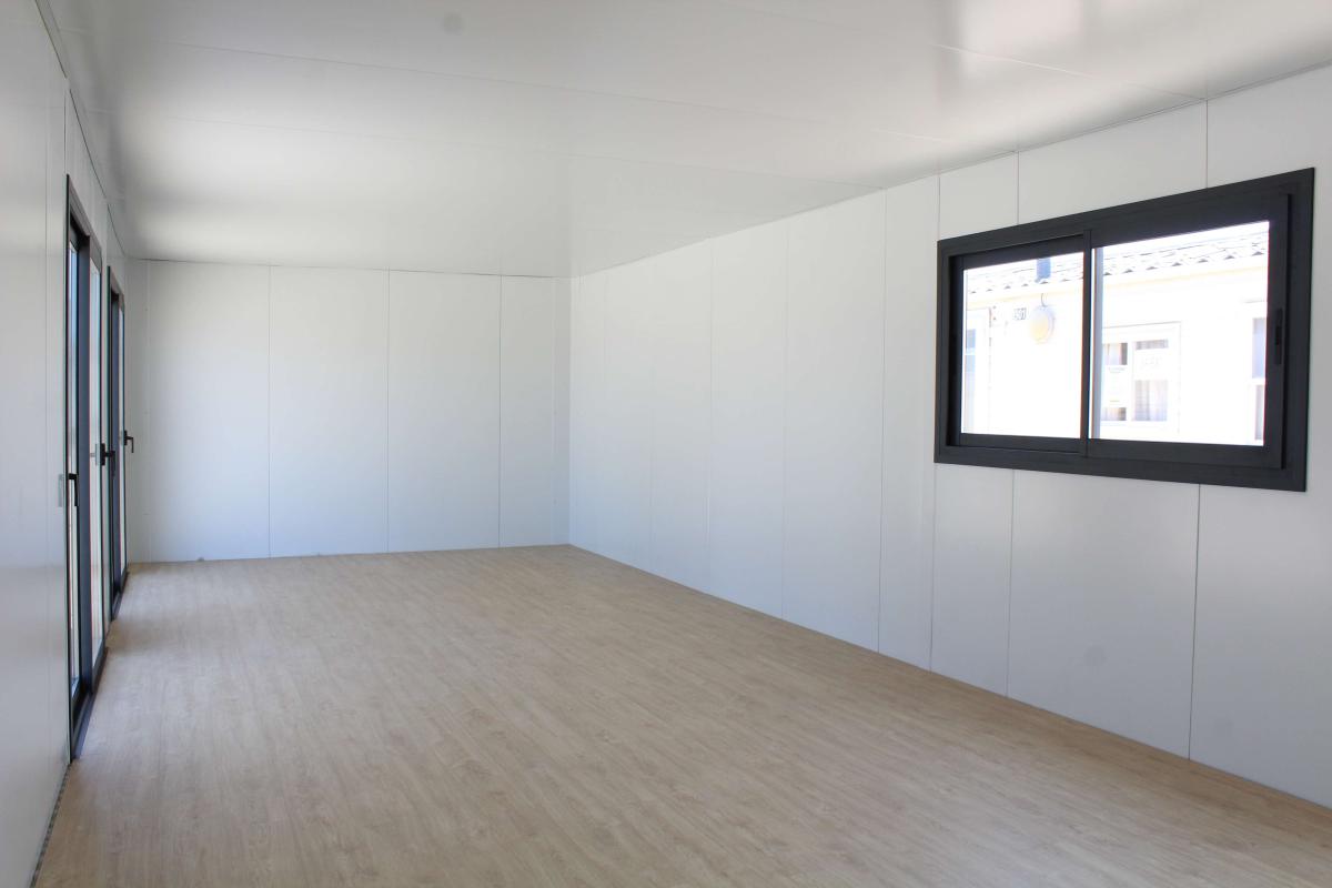 Módulo prefabricado KVIP diáfano 10,5x4 m – acabado en madera y viroc para oficina o espacio premium