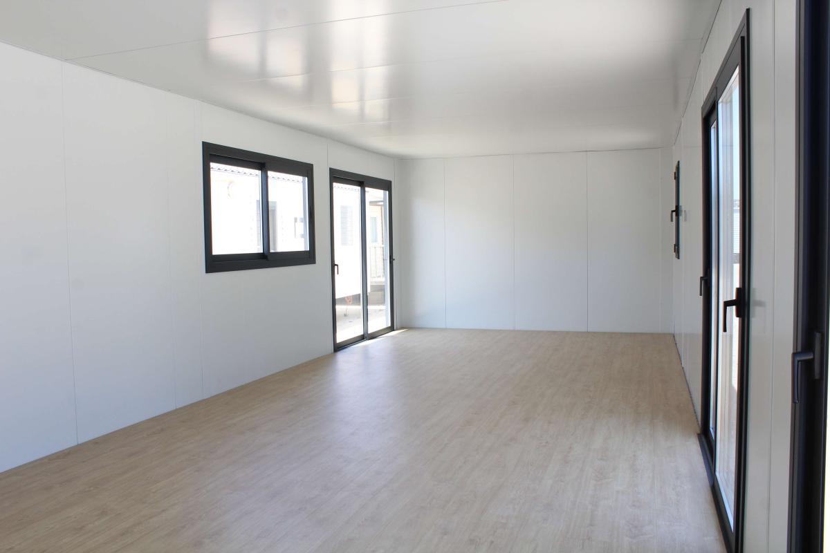 Módulo prefabricado KVIP diáfano 10,5x4 m – acabado en madera y viroc para oficina o espacio premium