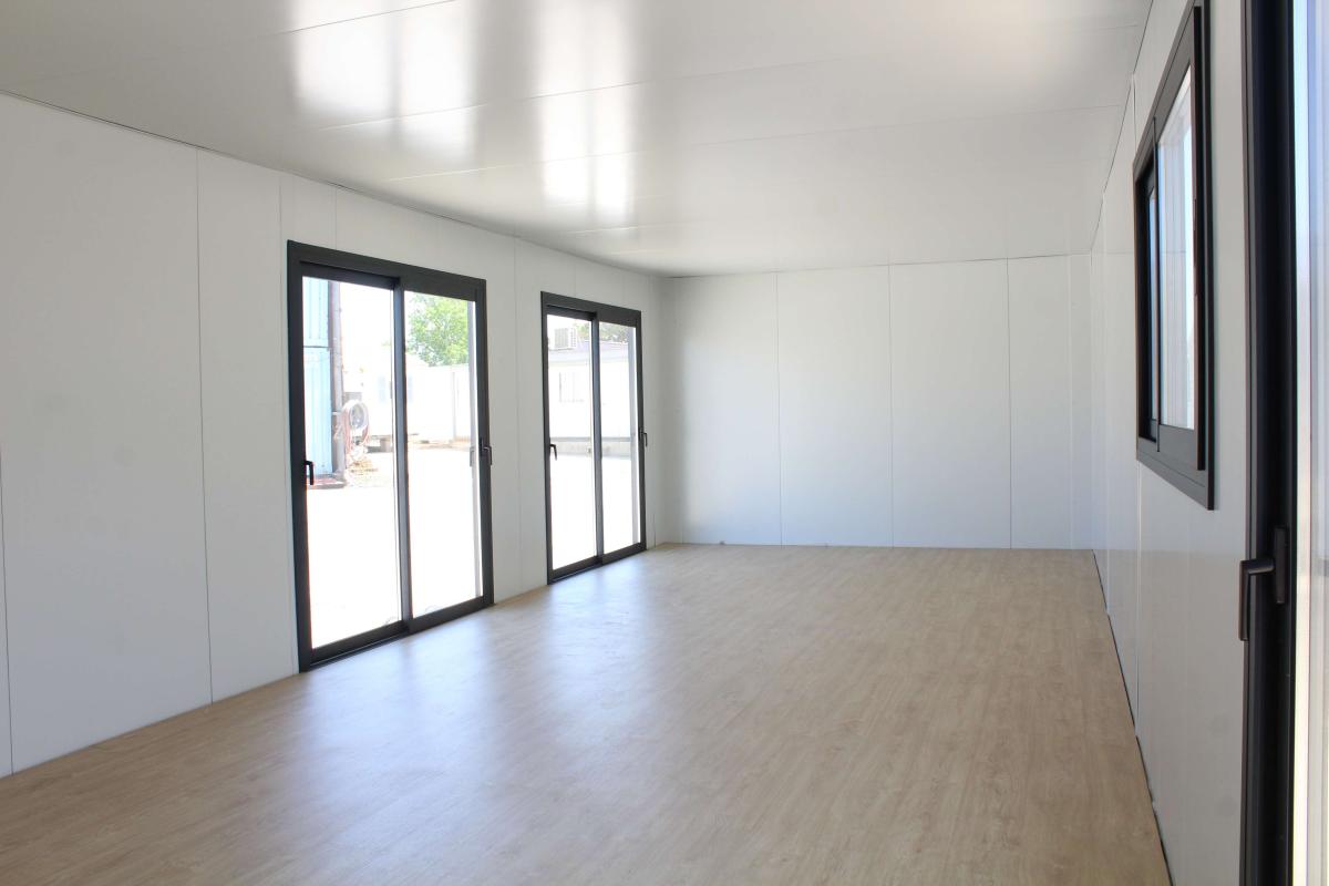 Módulo prefabricado KVIP diáfano 10,5x4 m – acabado en madera y viroc para oficina o espacio premium