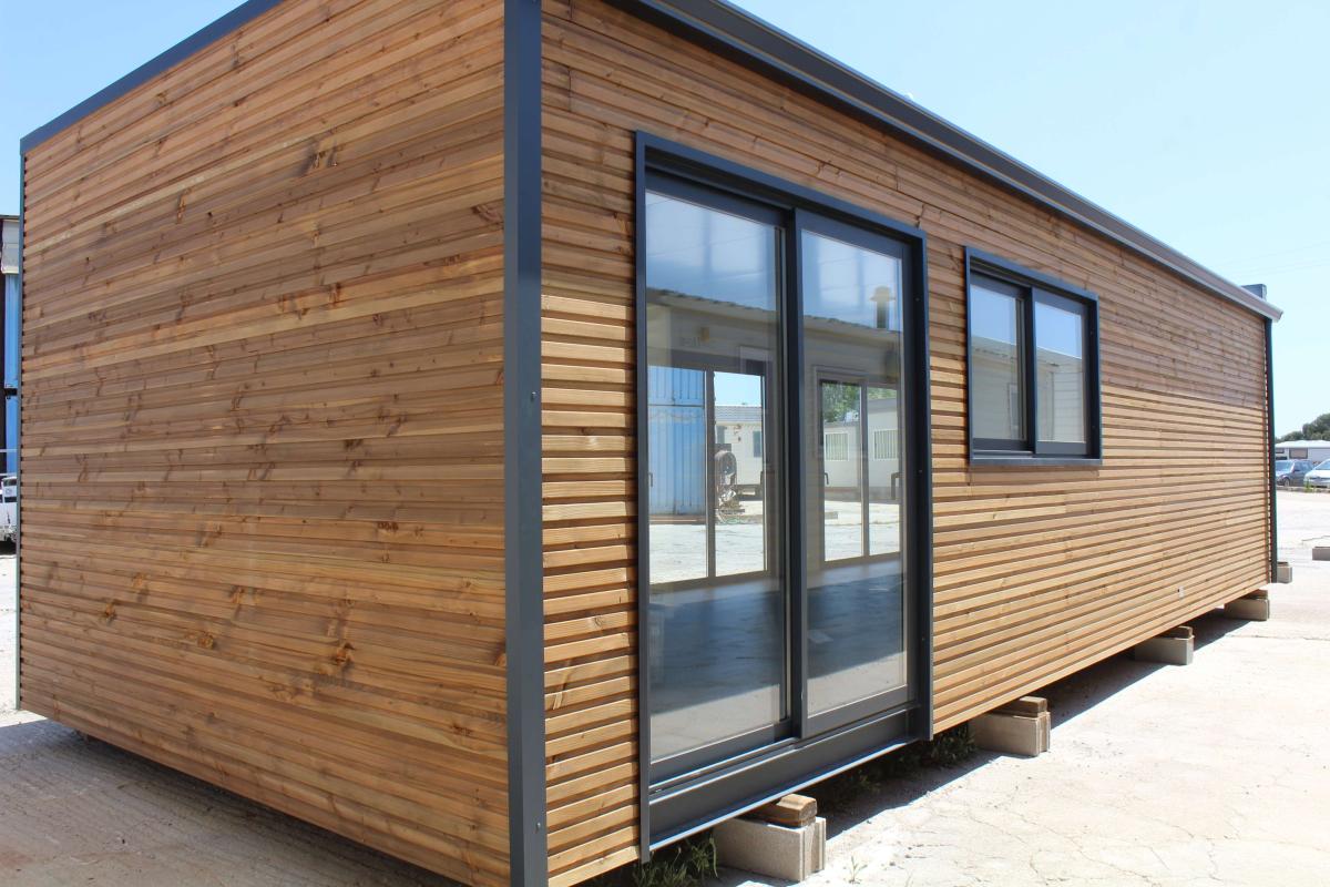 Módulo prefabricado KVIP diáfano 10,5x4 m – acabado en madera y viroc para oficina o espacio premium