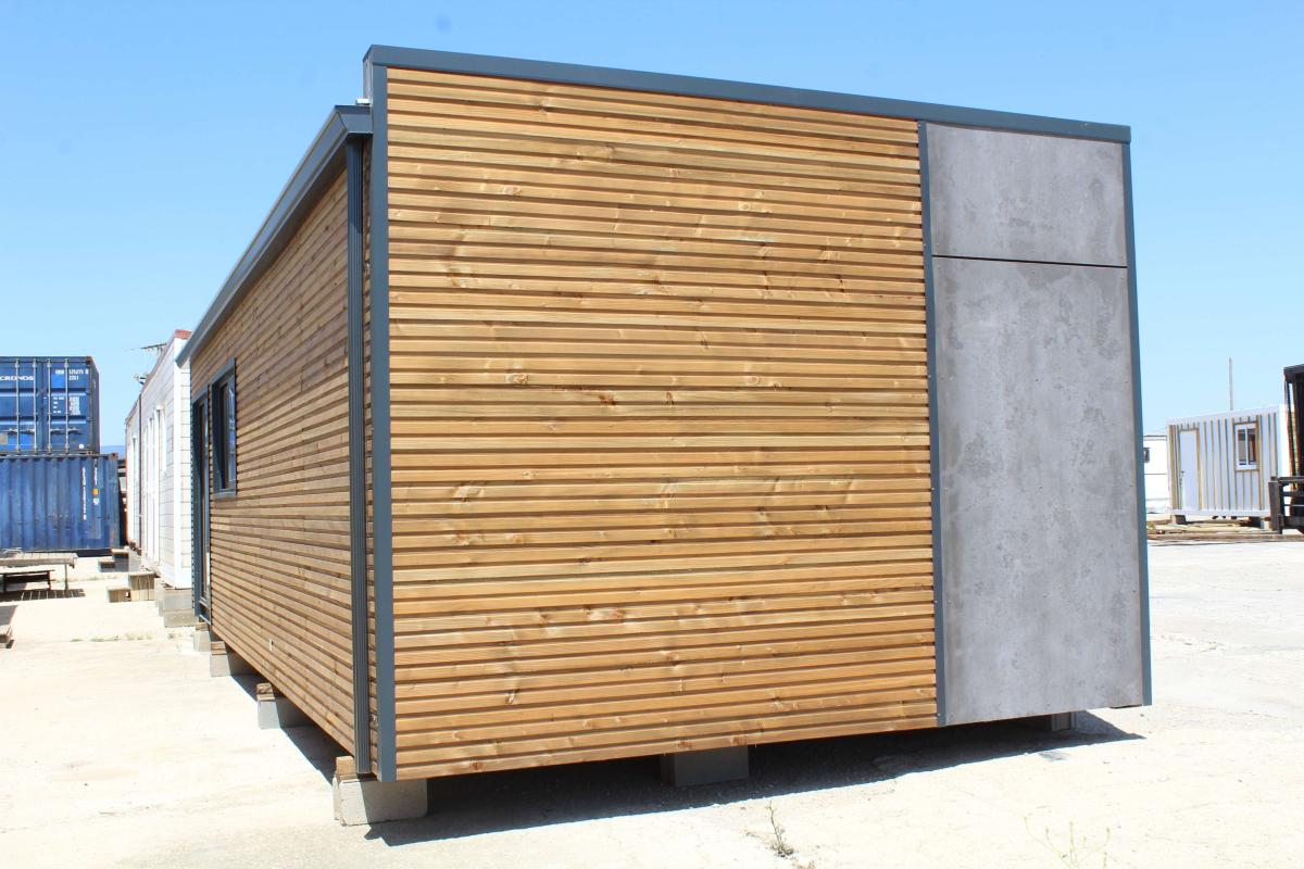 Módulo prefabricado KVIP diáfano 10,5x4 m – acabado en madera y viroc para oficina o espacio premium